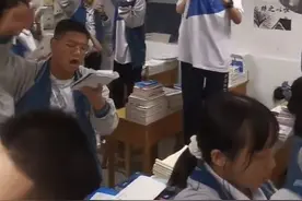 陕西高三学生“魔幻”早读走红网络，网友笑称“大型蹦迪现场”，校方：学生很有激情图片