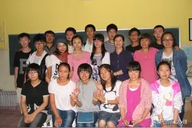 初中同学聚会，3个骑三轮车的老同学，一直坐在角落图片