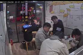 48岁高亚麟近况罕曝，窝苍蝇小馆吃面无架子，婚前买房写娇妻姓名图片