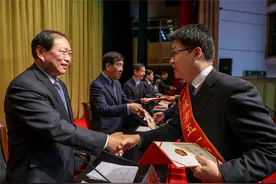 向先进学习！向劳模致敬！晋城召开表彰大会图片