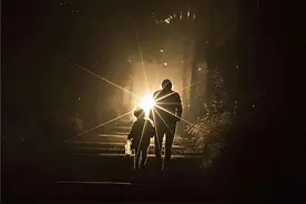 两位军人兄弟对父亲的怀念。看一位平凡父亲在生活中不平凡的担当图片