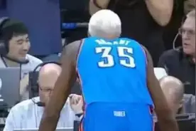 NBA那些像P图的照片，杜兰特白发 卡特飞翔 乔丹踢飞对手图片