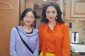 知情人爆料杨幂每天只吃沙拉，身材好到爆炸，与素人合照却翻车？图片