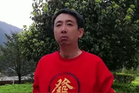 士兵突击范雷变落魄？回农村拍段子变网红，连车都是丈母娘买的图片