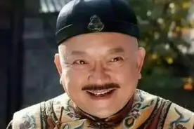 王刚与小20岁三婚妻子近照，站在一起像父女，儿子和孙子一般大图片