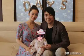 吉娜晒儿子百天照，穿长裙坐C位被郎朗搂腰好甜，婆婆泡面卷抢镜图片