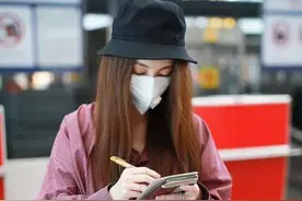 姚笛独自走机场，打扮清爽却被O型腿抢镜，腿弯得太严重图片