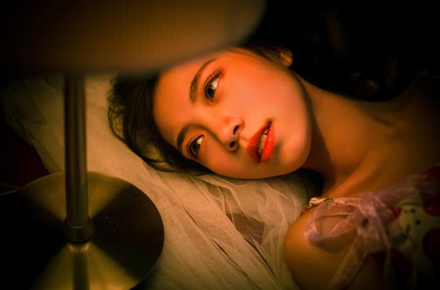行宫见月伤心色，夜雨闻铃肠断声