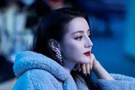 迪丽热巴坐观众席被偷拍，关掉10级滤镜后，还是你白月光吗？图片