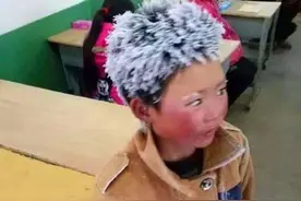 2年前，那个满头冰花、脸蛋冻伤也要上学的男孩，现在怎样了？图片