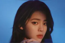 欧阳娜娜身穿吊带碎花裙漫步海边，浪漫的蓝色调，海边的少女图片