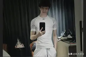 郭敬明晒自拍照整出1米8的感觉，网友神还原其实只有1米39图片