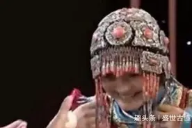 姑娘戴着太太太姥姥陪嫁品鉴宝，全场喝彩，专家失控：祖上何人？图片