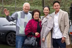 何润东携家人亮相，娇妻林佩希穿风衣时尚不输明星，爹妈很接地气图片
