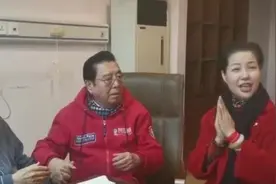 李双江夫妇现身医院，梦鸽满手饰品贵气足，网友却问儿子近况图片