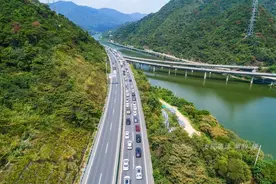 珠三角过境车大量涌入，许广高速清远段提前进入堵车模式图片