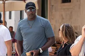 58岁乔丹夫妇度假太养眼！依然像小伙，小16岁娇妻穿一身黑好显嫩图片