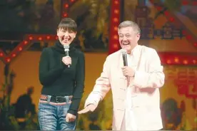 20岁当后妈，29岁走红，7上春晚，46岁生二胎，闫学晶幸福吗？图片