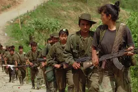 印度特种警察凌晨突袭，游击队女哨兵拼光子弹，成功掩护分队转移图片