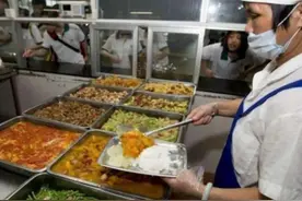 为什么学校宁可把饭菜倒掉，也不愿给学生多打？食堂阿姨说出原因图片