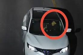 人脸马赛克？为避交通违法拍照 司机手挡面部企图蒙混过关图片