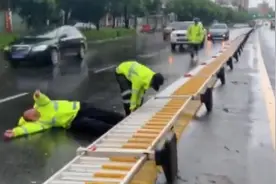 大风吹倒隔离护栏压倒交警 路过群众齐救援图片
