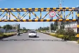 500米5个限高杆、眼前有路却要绕行……违规限高设卡，立即整改图片