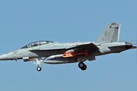 巨型导弹，美军舰载机测试新型空空导弹，射程超过200公里图片