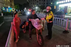 江苏苏州：电动三轮装载四个娃，老伯“危险驾驶”被拦停图片