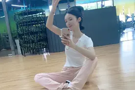 金晨绿洲晒自拍摆手势搞怪，透露一直想做个谐星图片