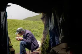 荒村留守者：放弃城市生活，深山放羊种菜为生图片