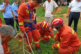 商丘85岁老人不慎掉落深井 消防员“倒挂金钩”紧急救援图片