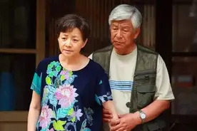 老戏骨不敢老，子女啃老多年无人赡养，75岁还为病妻坚持拍戏图片