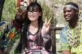 清华才女王丽红，25年前远嫁非洲小伙，同学去看她：不敢认了图片