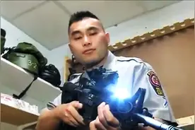 中国厨子加入美国军队，退役留在美国当警察，年薪52万有车有房图片