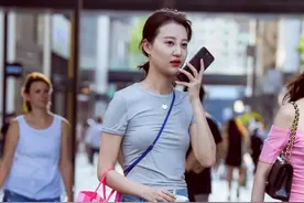 短裤+罗马凉鞋，长腿女生的“秀腿”穿搭，清凉舒适又时髦图片