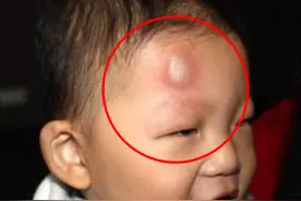 1岁宝宝翻身掉下床，妈妈原地不动让奶奶无法理解，医生：做得对图片