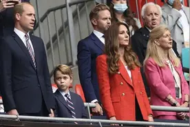 7岁乔治小王子挑大梁成焦点！首次尝试西装配领带造型，豁牙好萌图片