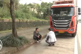 夫妻夜宿车上，醒来发现很不对劲，接着妻子大哭图片