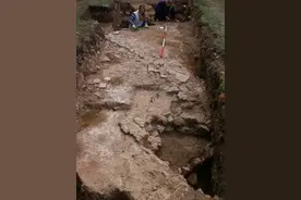 教堂墓地发现百年夫妻合葬墓，手紧紧缠绕在一起图片