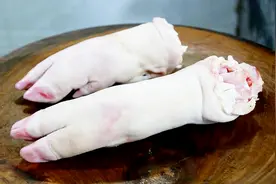 天气太冷，教你用猪脚吃火锅，暖身暖胃又好吃，全家人吃得真过瘾视频封面