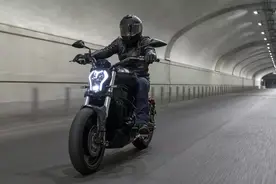 500级太子摩托车来了！前后碟刹+ABS，油箱21.5L，驾驶中拉风帅气图片