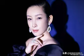 被誉为“最丑影后”的秦海璐，气场就没输过！海蓝长裙美出新高度图片