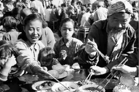1958年老照片：人民公社大食堂，劳动群众喜洋洋图片