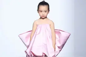 董璇女儿走秀，3岁成国际小童模，宛如误入丛林的小鹿图片