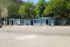 “屋包树”违建拆除现场，工人用大锤子一点点砸图片