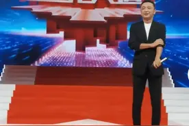 于文华重返星光大道当评委，尼格买提瘦身后太帅气，竹竿腿太抢眼图片