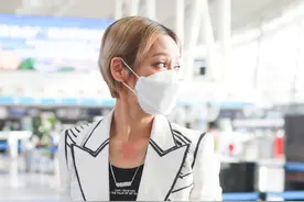 梗变现！宁静本尊代言MM豆，一身乞丐装也穿出大佬范图片