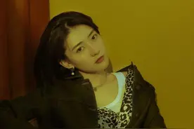 单身后的梁洁也放开，三件衣服叠穿还要露单肩，小个子穿出大气场图片