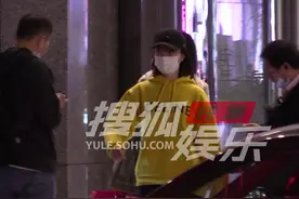 43岁陈数到奢侈品店购物，买几大包多到助理帮提，网友：真有钱图片